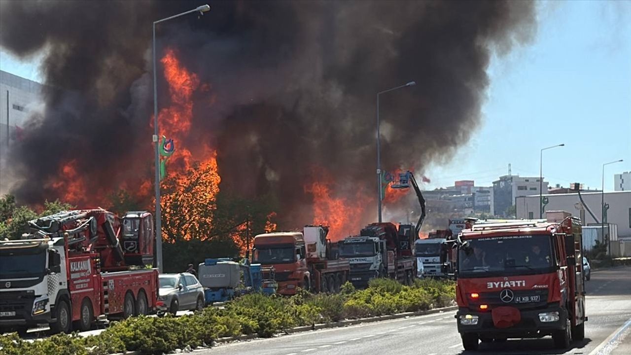 Kocaeli'de Palet Fabrikasında Yangın Çıktı