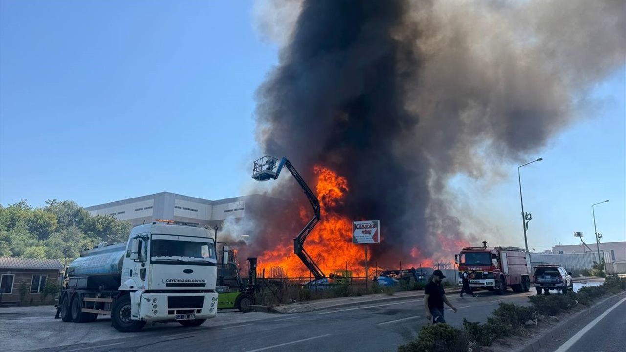 Kocaeli'deki Palet Fabrikasında Yangın Kontrol Altına Alındı