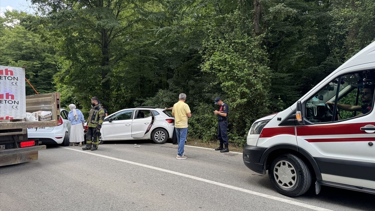 Kocaeli Kartepe'de Otomobil Kazası: 6 Yaralı