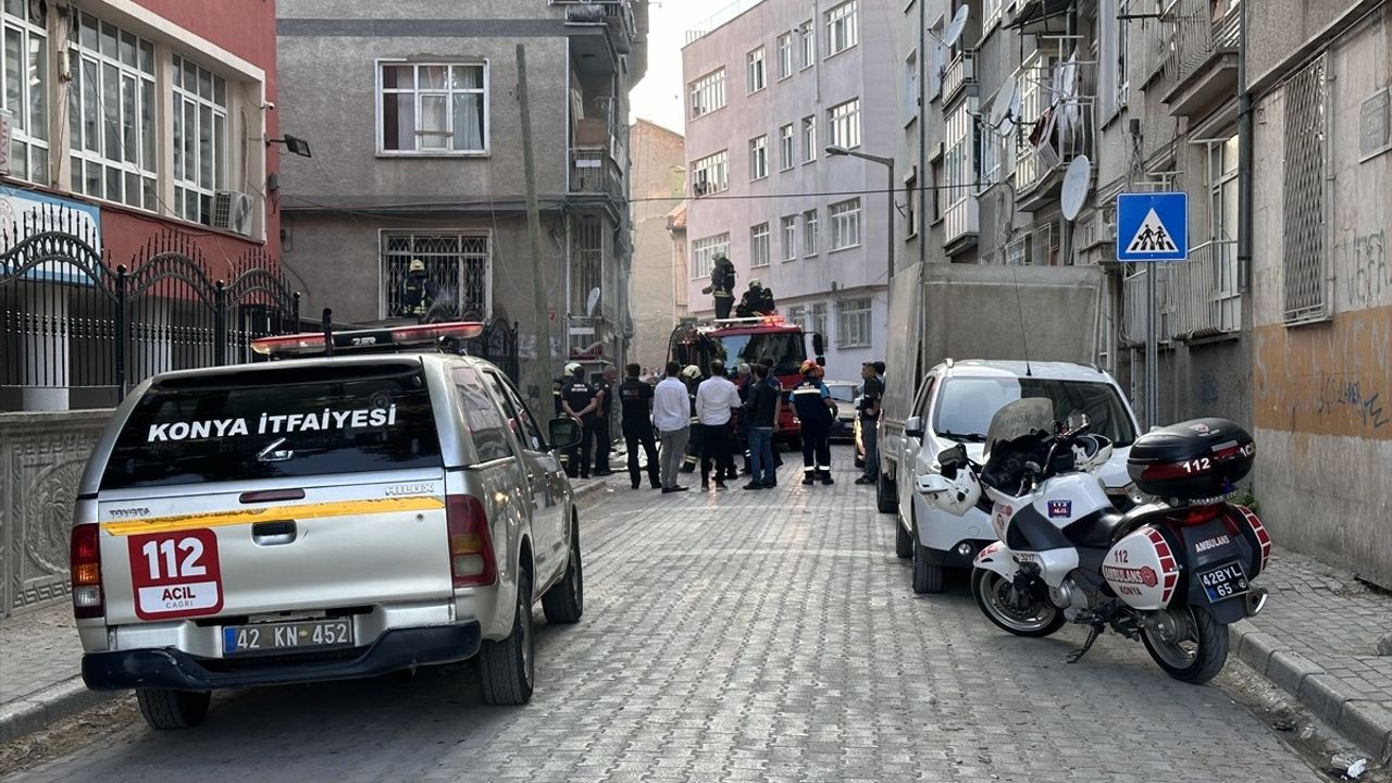 Konya'da Yangın: Sinir Krizi Geçiren Kişi Ambulansa Alındı
