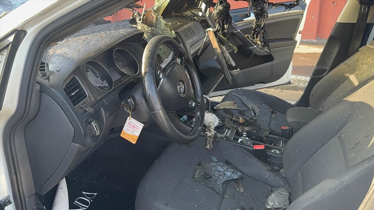 Küçükçekmece'de Otomobil Yangını Paniğe Neden Oldu