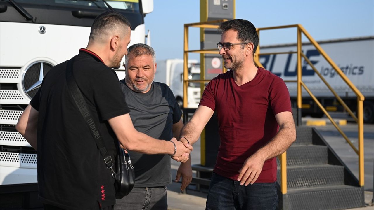 Kurban Bayramı'nda Ailelerinden Uzakta Kalan Tır Şoförlerinin Hüzünlü Kutlaması