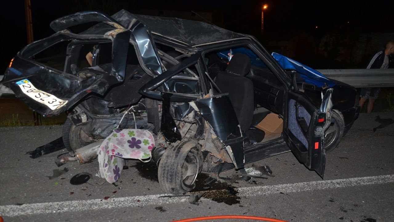 Kütahya'da Minibüs ile Otomobil Çarpıştı: 1 Ölü, 3 Yaralı