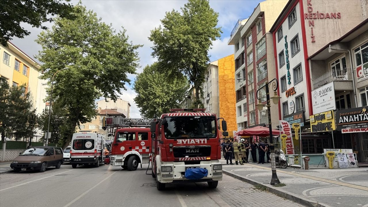 Kütahya'da Otelde Yangın, 10 Kişi Dumandan Etkilendi