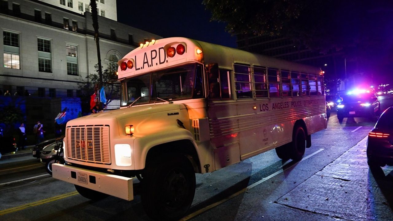 Los Angeles'ta Sokağa Çıkma Yasağı Uygulandı