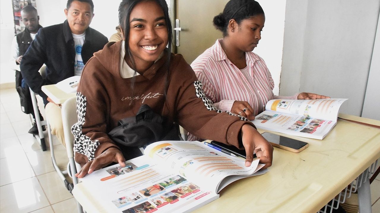 Madagaskar'da Gençler Türkçe Öğreniyor