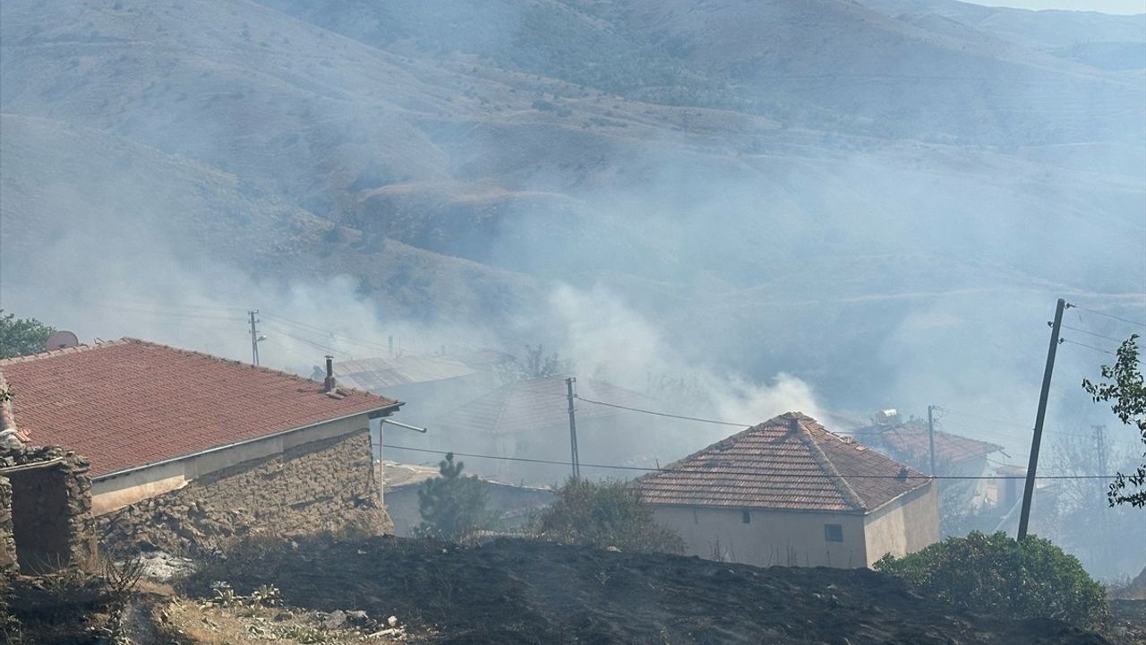 Malatya'da Otluk Alanda Çıkan Yangın Evleri Tehdit Etti