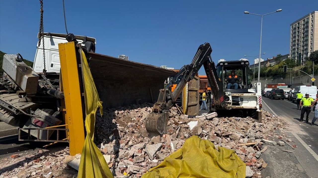 Maltepe'de Hafriyat Kamyonu Devrildi, Yol Kapandı