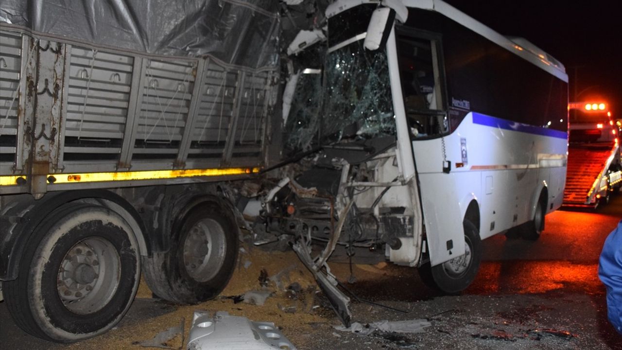 Manisa'da işçi servisi tıra çarptı: 20 yaralı