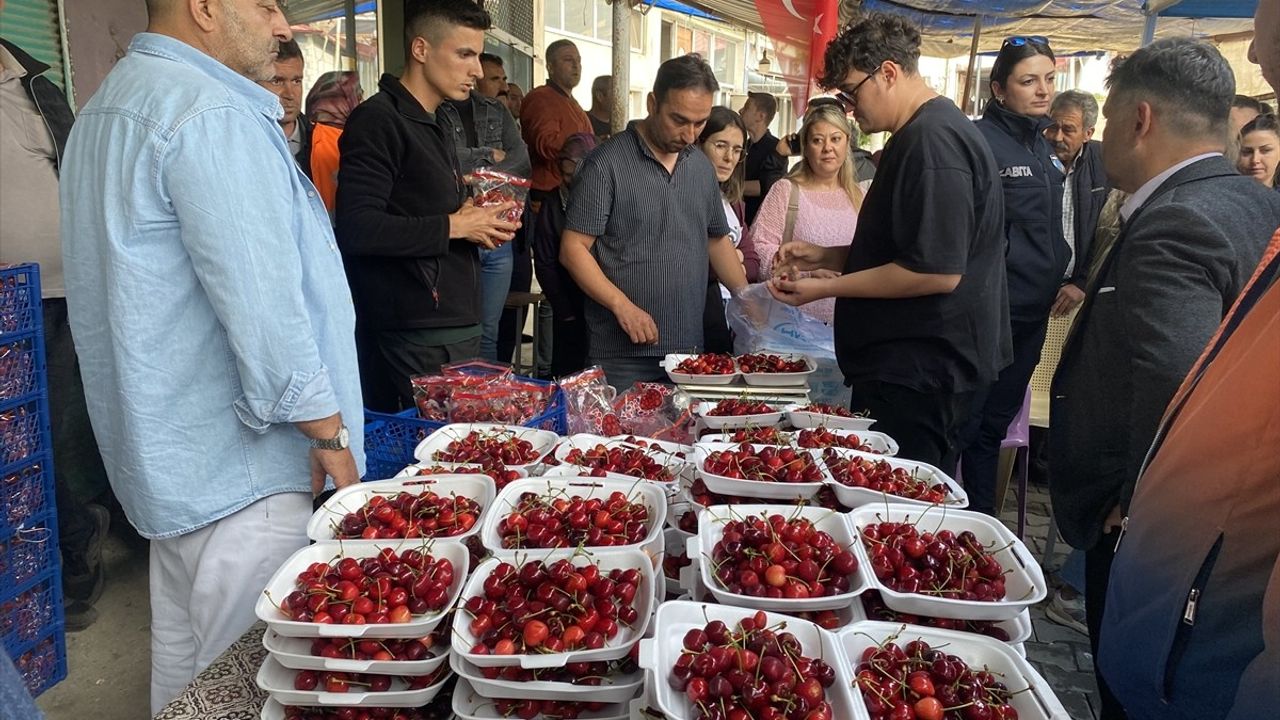 Manisa'da Kiraz Yeme Yarışması Heyecanı