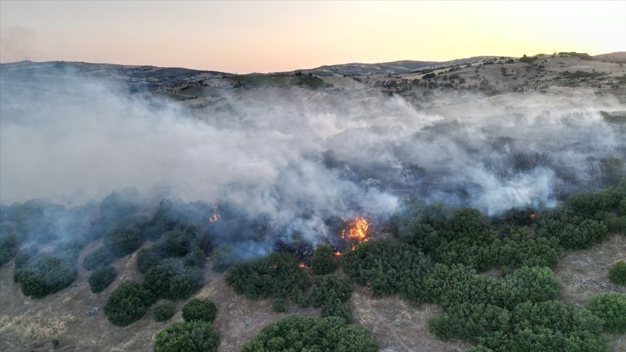 Manisa Kula'da Yangın Söndürüldü