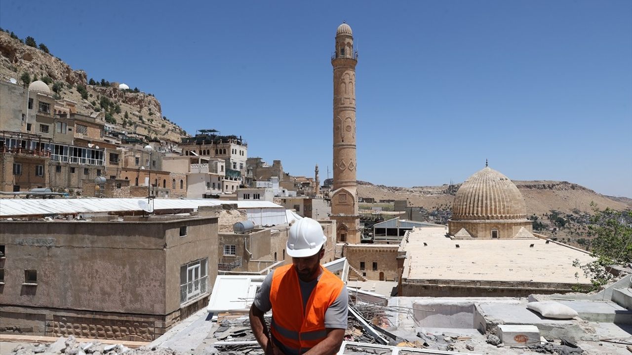 Mardin'de Tarihi Dokuya Saygı: Betonarme Binaların Yıkım Süreci Devam Ediyor