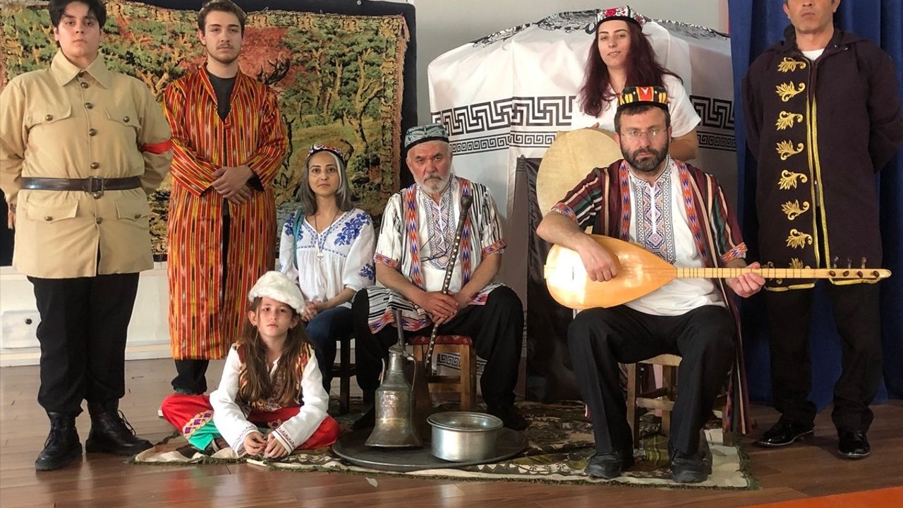 Mavi Gök Nerede: Doğu Türkistan Temalı Tiyatro Oyunu Yarın Prömiyer Yapıyor