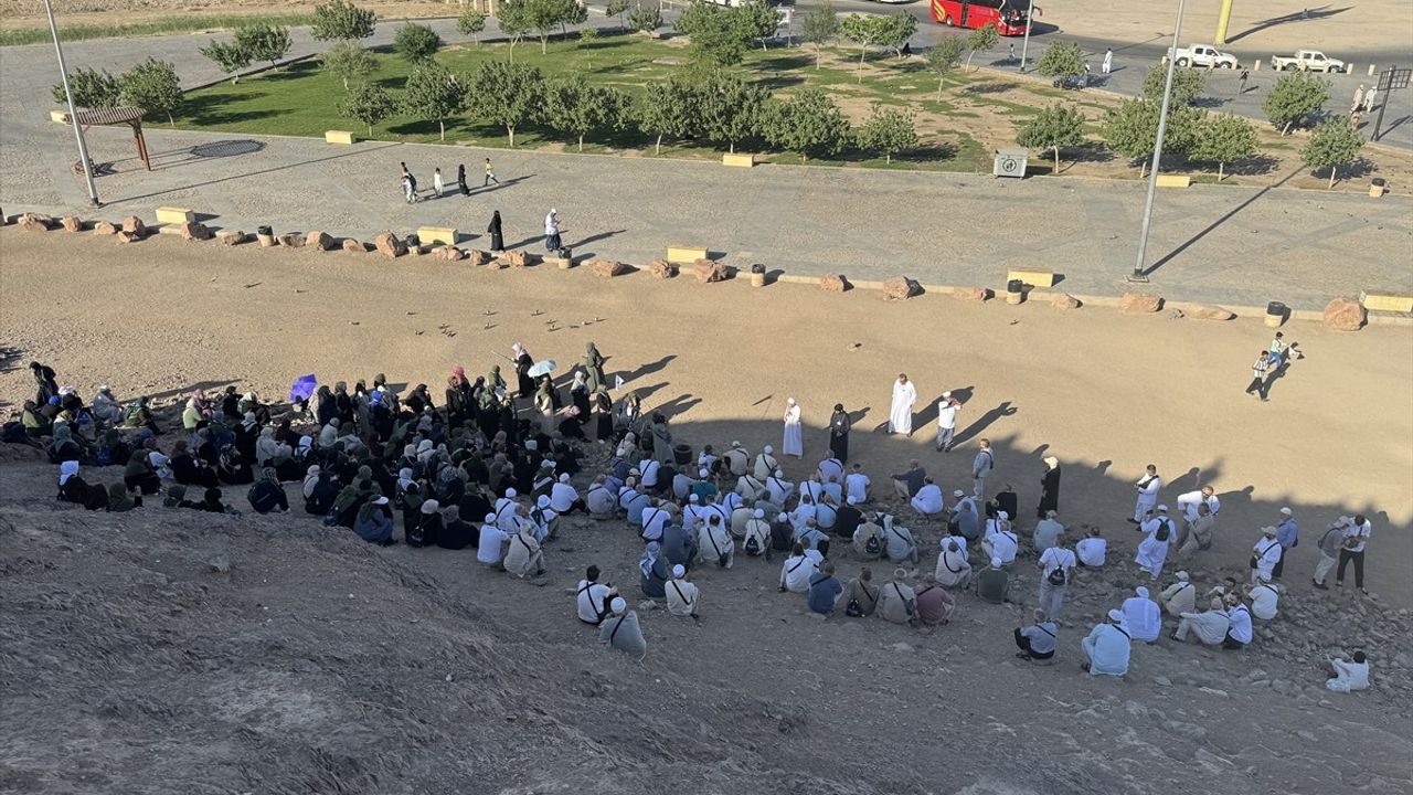 Medine'deki Hacılar, Mukaddes Mekanlarda Dua Ediyor