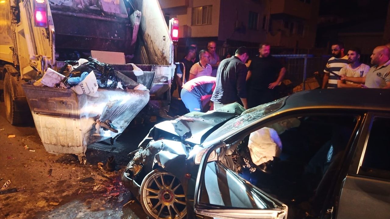 Mersin'de Çöp Kamyonuna Çarpan Otomobilde Bir Temizlik İşçisi Hayatını Kaybetti
