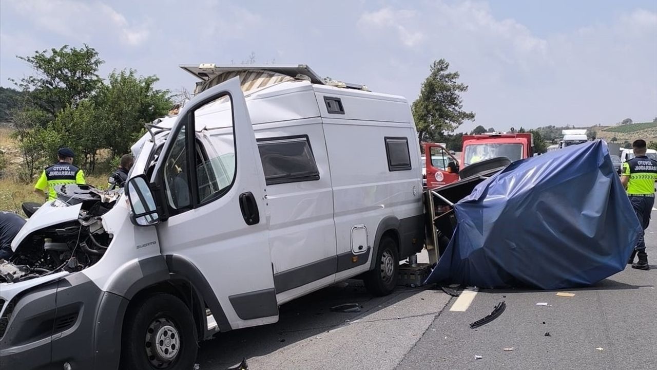 Mersin'de Karavan-Tır Kazası: 1 Ölü, 1 Yaralı