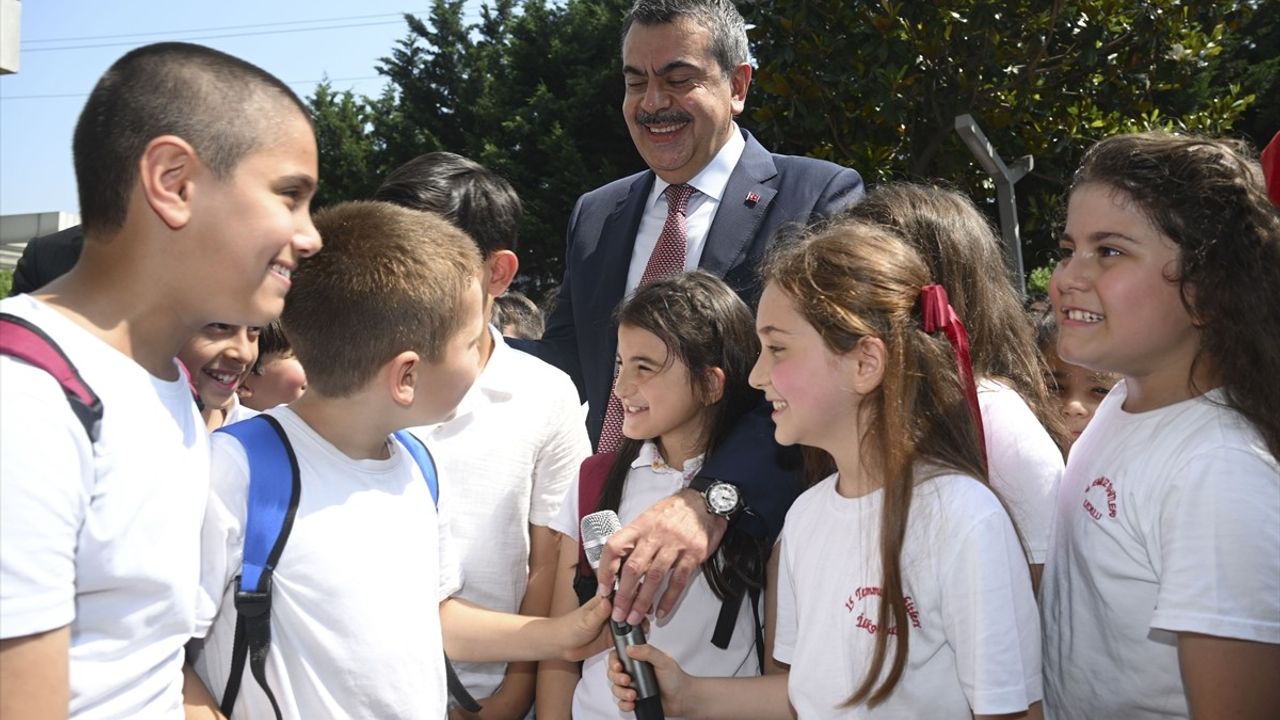 Milli Eğitim Bakanı Tekin'den Okul Kıyafetlerinde Değişiklik Açıklaması