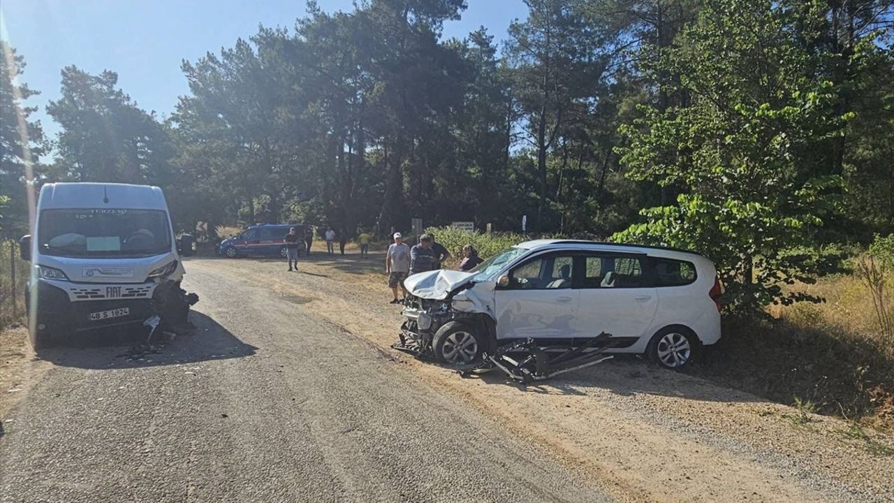 Muğla'da Minibüs ve Otomobil Çarpıştı: 9 Yaralı
