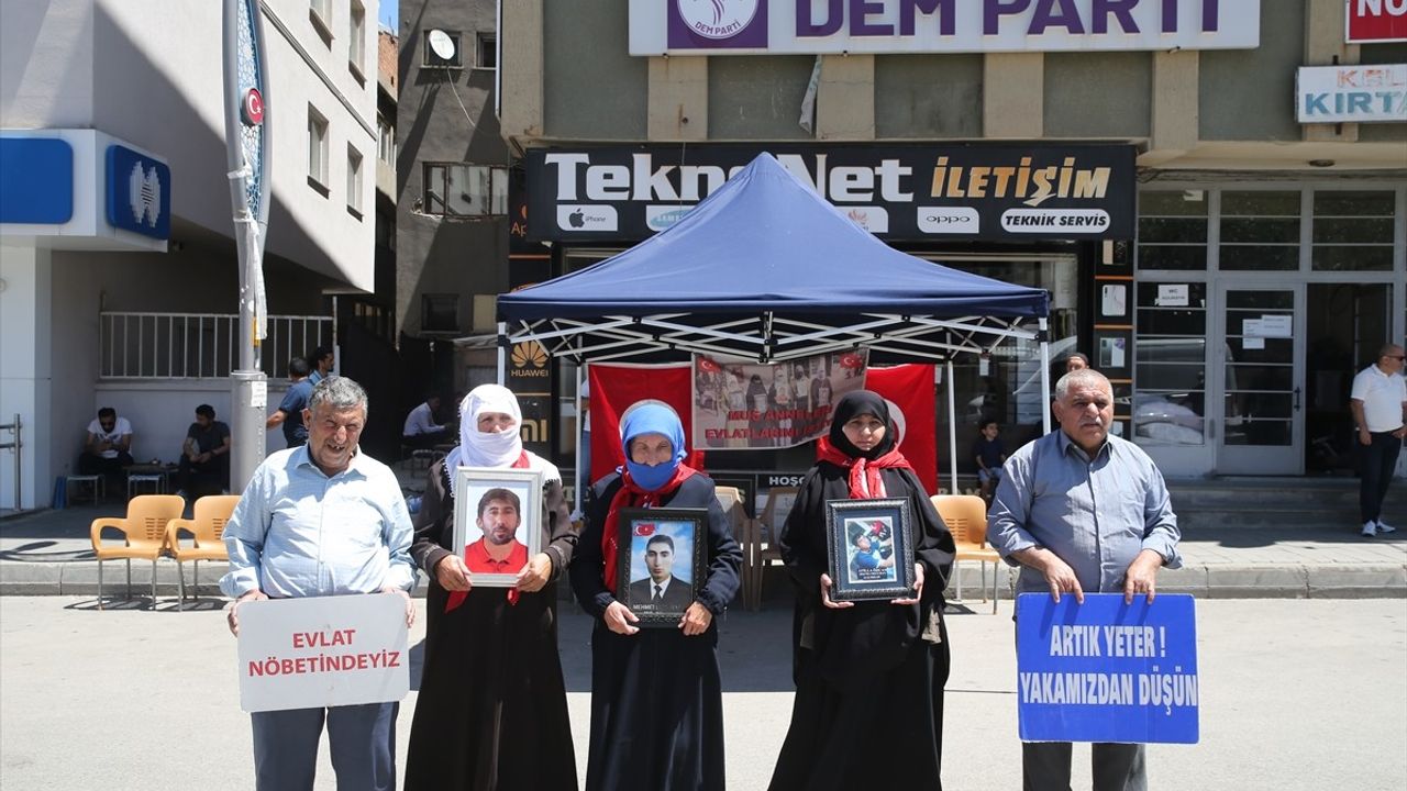 Muş'ta Ailelerden Evlat Nöbeti Devam Ediyor