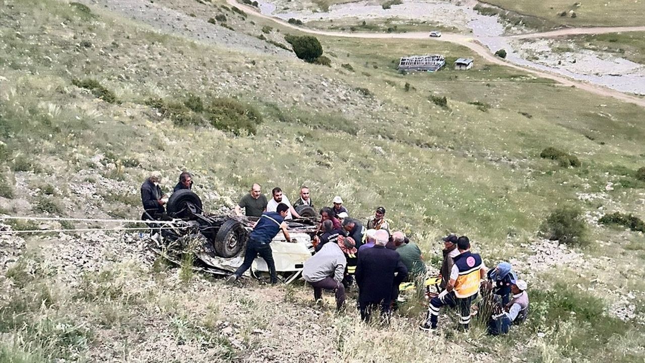 Oltu'da Kamyonet Devrildi: Sürücü Hayatını Kaybetti