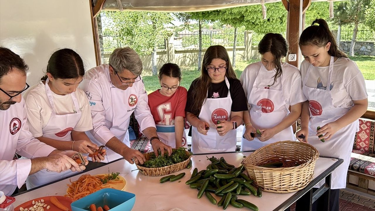 Ortaokul Öğrencileri Gastronomi Serasında Turşu Yapımını Öğreniyor