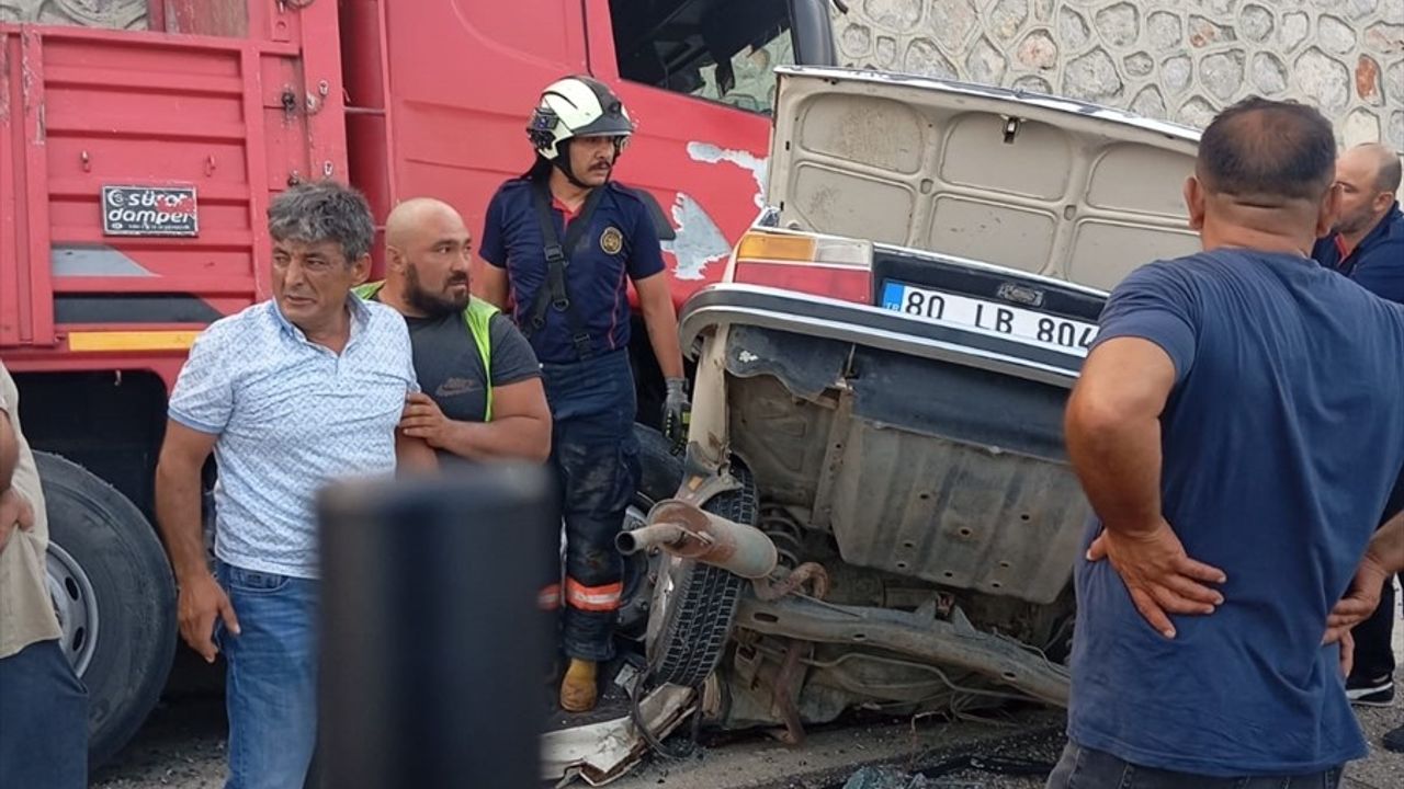 Osmaniye'de Otomobil ve Kamyon Çarpıştı: Bir Kişi Hayatını Kaybetti