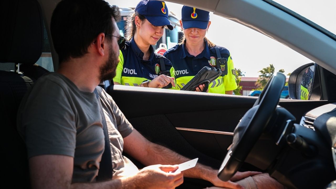 Otoyol Jandarması Bayramda Trafik Güvenliğini Sağlıyor