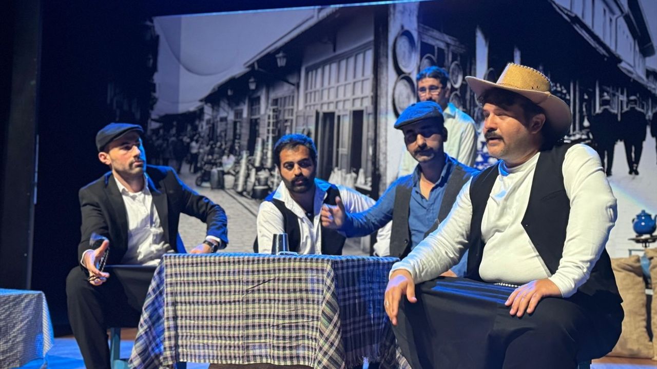 Rasim Özdenören'in 'Çözülme' Eseri Yeniden Sahnelendi