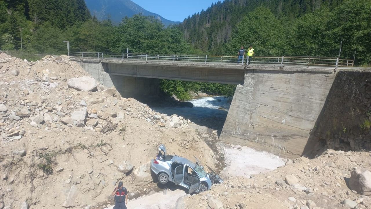 Rize'de Dere Yatağına Devrilen Araçta 5 Kişi Yaralandı