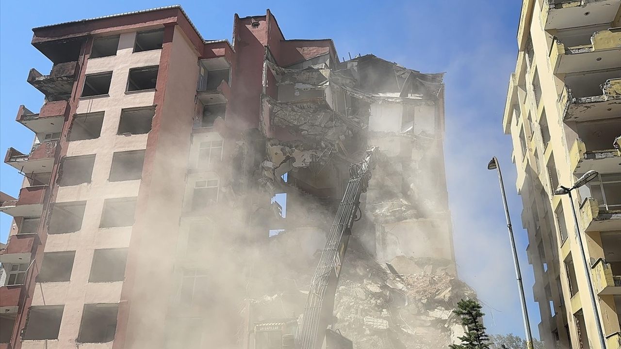 Rize'de Riskli Binaların Yıkım İşlemi Başladı