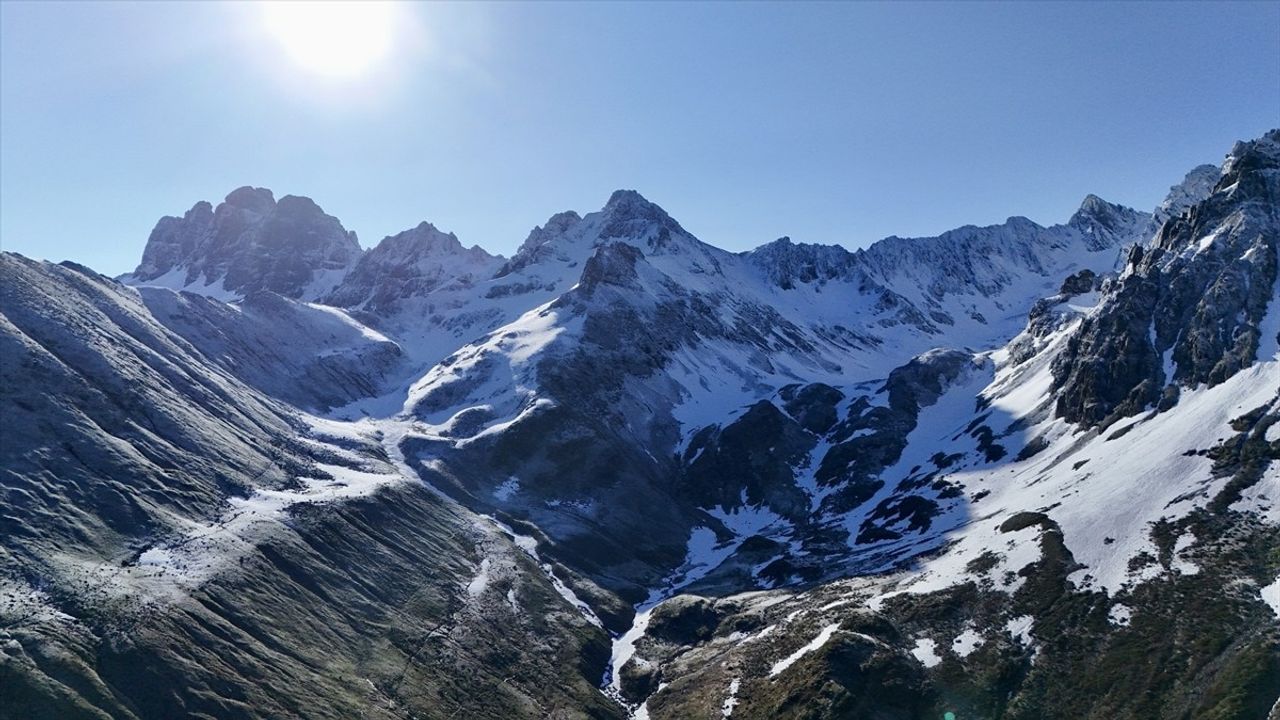 Rize'de Yaylalar Karla Kaplandı