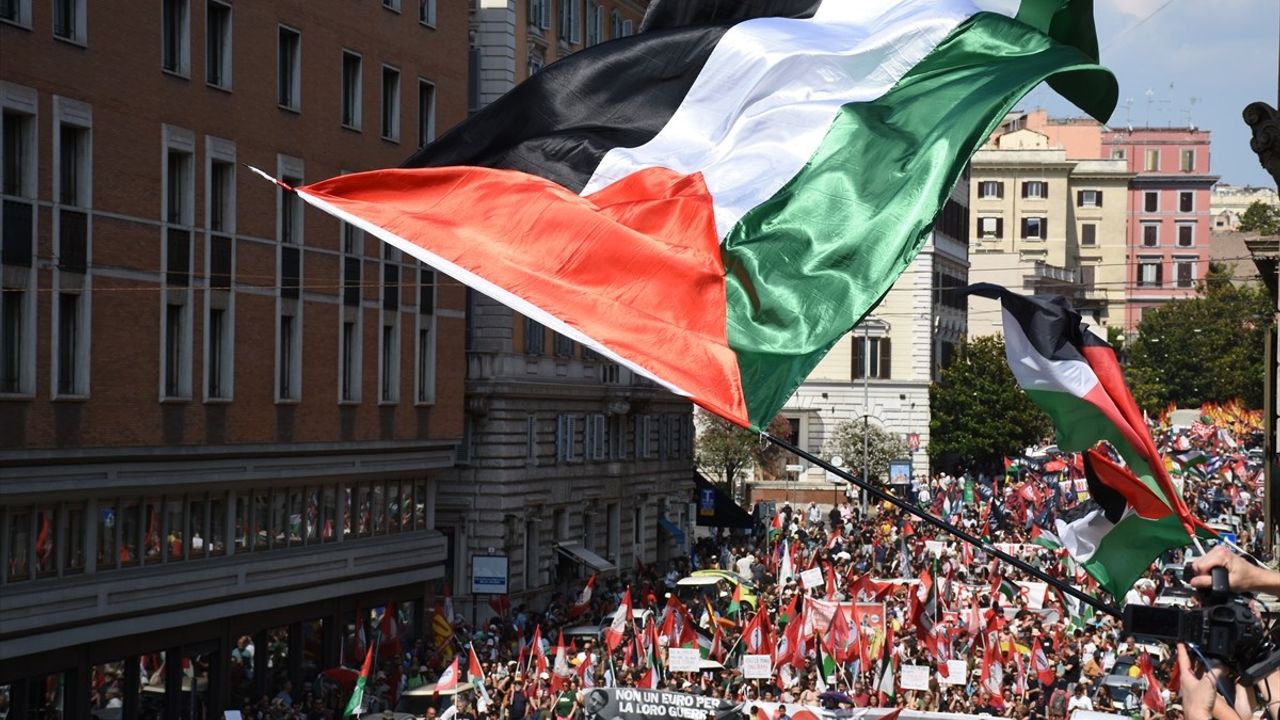 Roma'da Filistin ve Silahlanma Protestoları