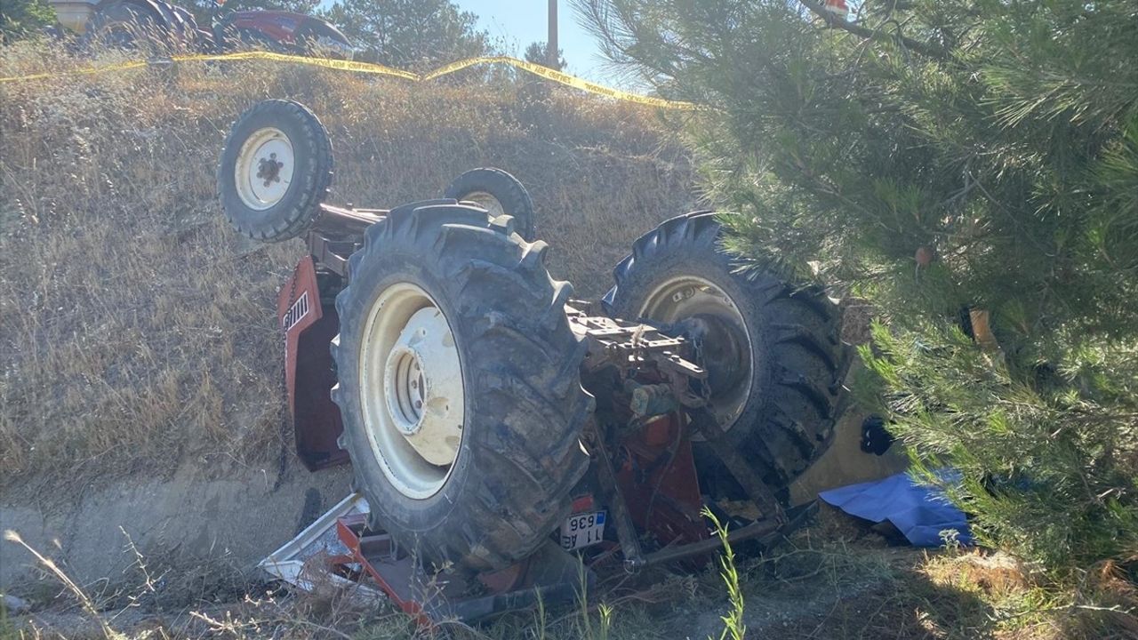 Sakarya'da Devrilen Traktördeki Kadın Hayatını Kaybetti