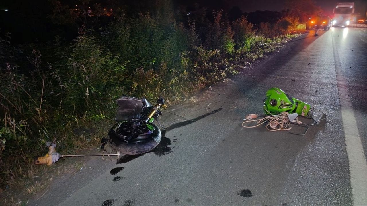 Sakarya'da Sürekleyen Trafik Kazası: 1 Ölü, 3 Yaralı