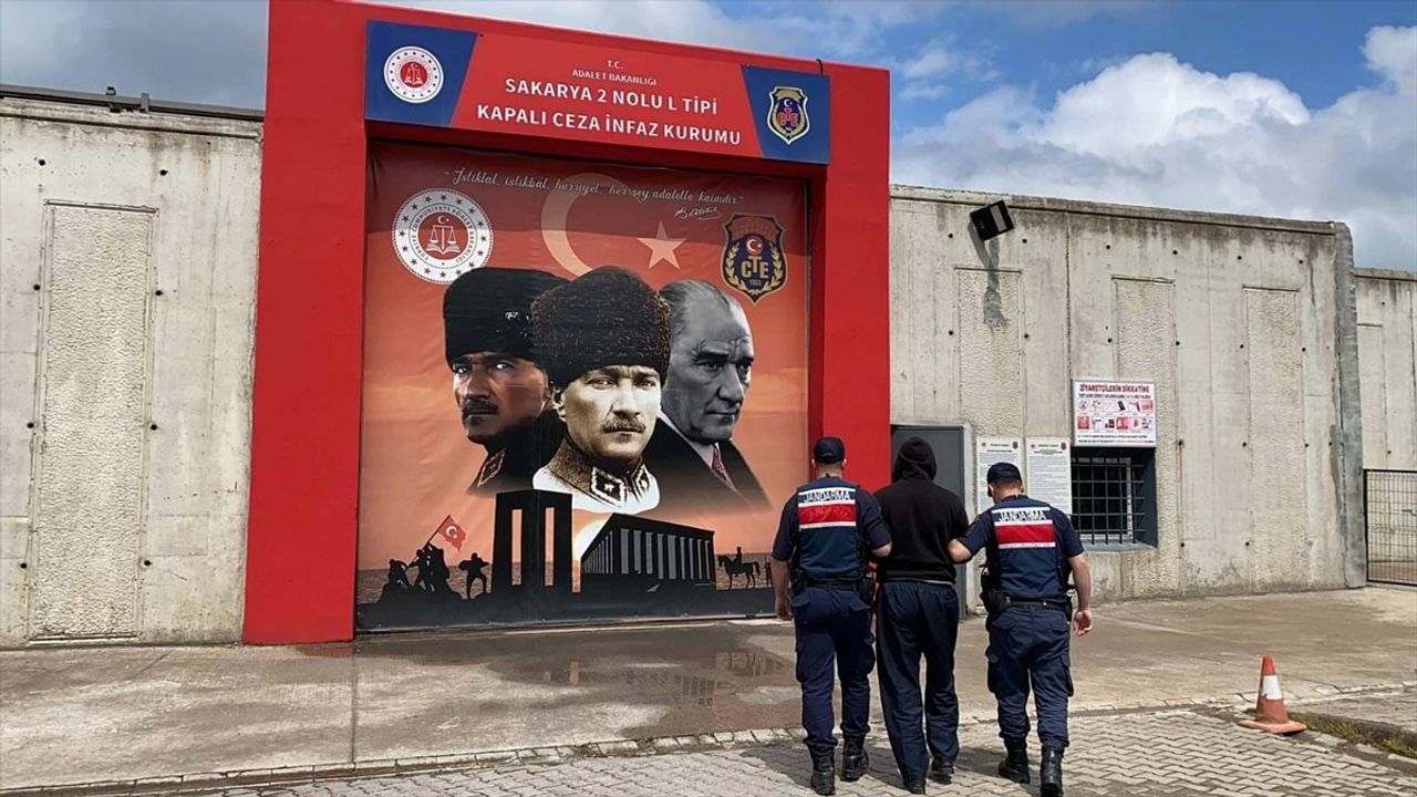 Sakarya'da Tabancayla Yaralanan Arkadaşın Zanlısı Taksinin Bagajında Yakalandı