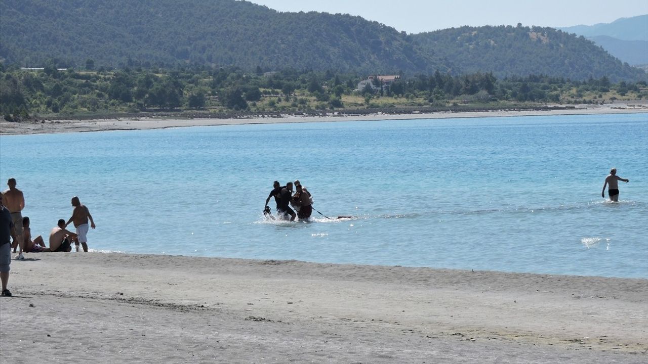 Salda Gölü'nde Boğulma Tehlikesi: Genç Kız Tedavi Altında