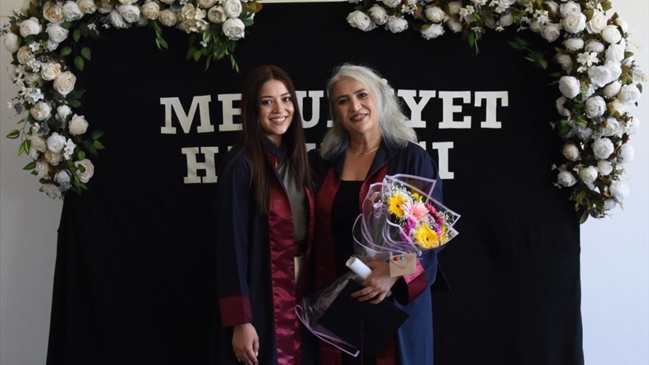 Samsun'da Anne ve Kızı Beraber Mezun Oldu