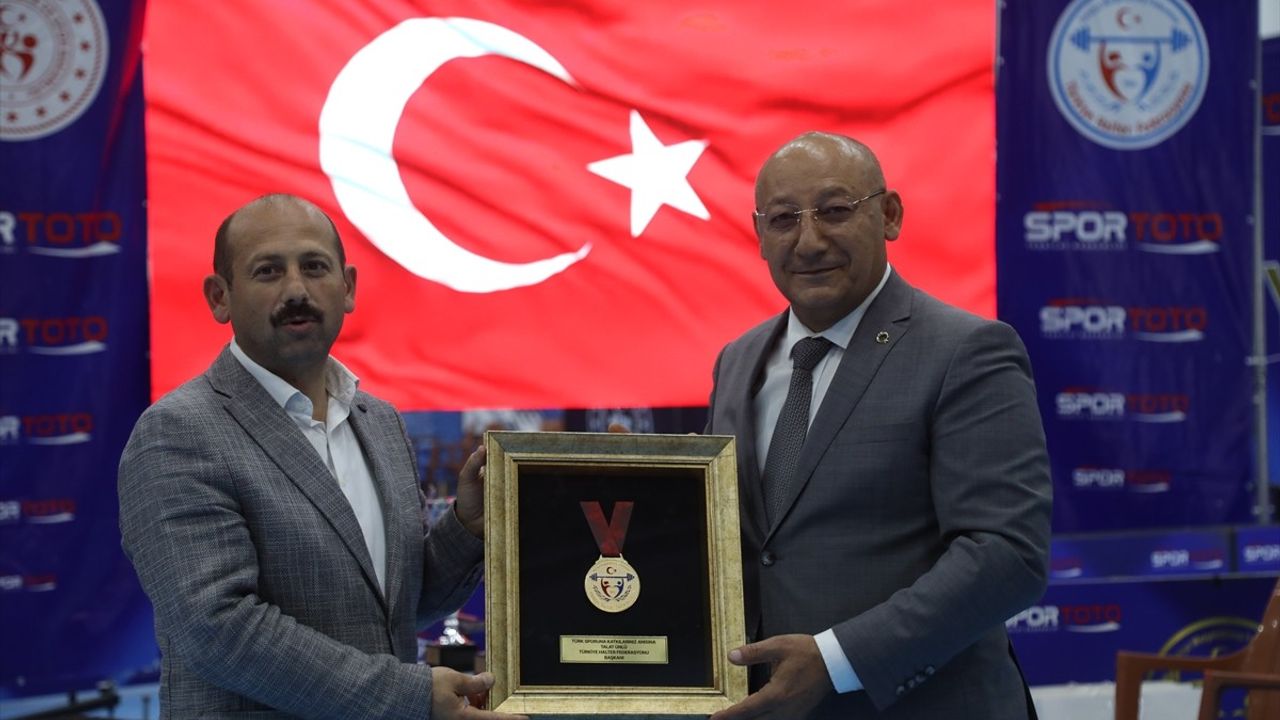 Samsun'da Kulüpler Türkiye Halter Şampiyonası Devam Ediyor