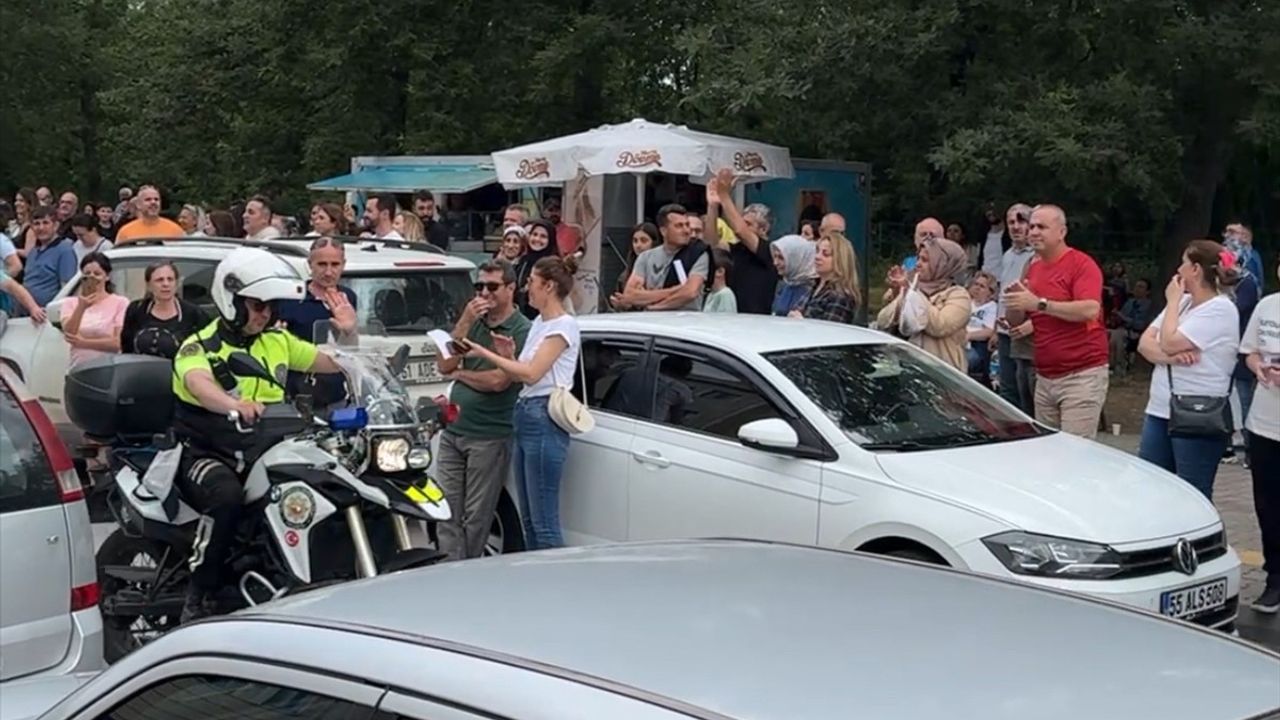 Samsun'da YKS Adaylarına Destek: Trafik Polisleri Alkışlandı
