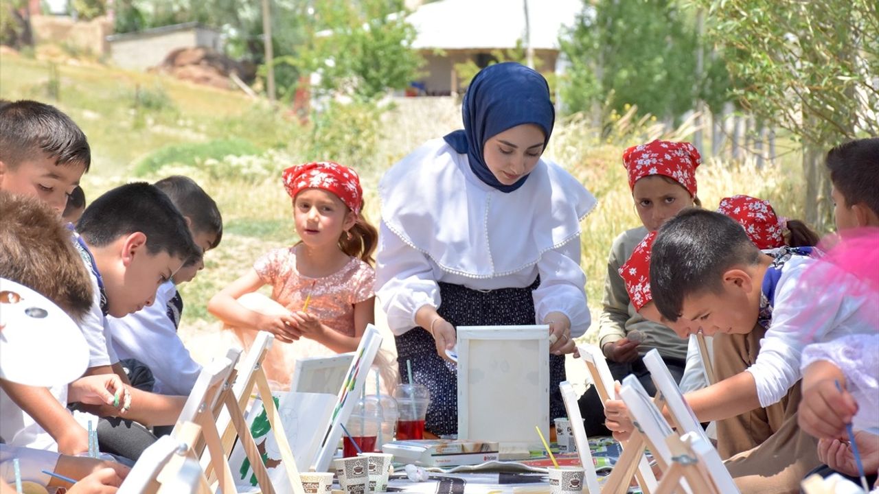Sanatla Buluşma: Yerel Ressam Öğrencileri Sanatla Tanıştırdı