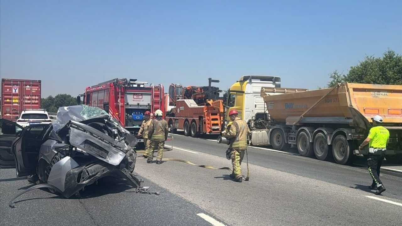 Sancaktepe'de Trafik Kazası: İki Yaralı