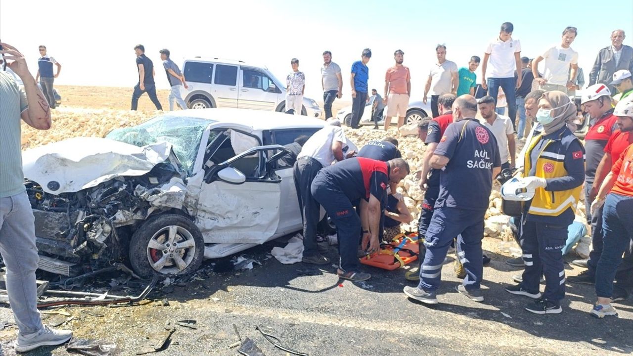 Şanlıurfa'da Otomobillerin Çarpışması Sonucu 5 Yaralı
