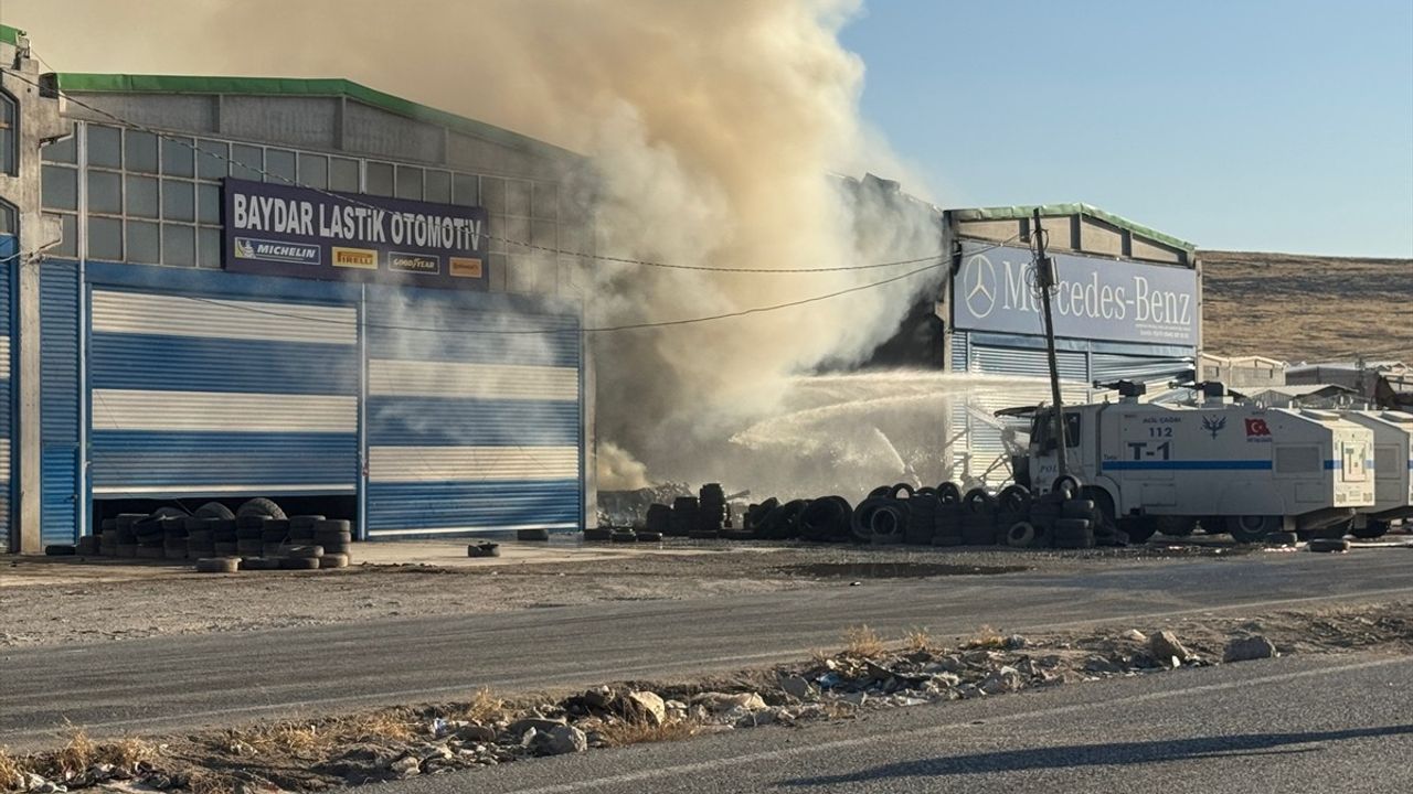 Şanlıurfa'daki Hırdavatçı Yangını TOMA ile Söndürüldü