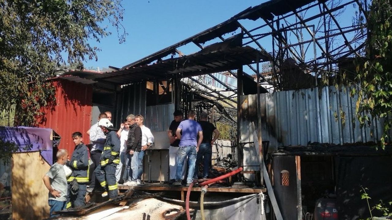 Sarıyer'deki Mobilya Atölyesinde Yangın Kontrol Altına Alındı