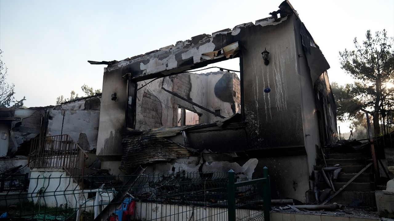 Seferihisar'daki Orman Yangını: 345 Haneli Site Zarar Gördü