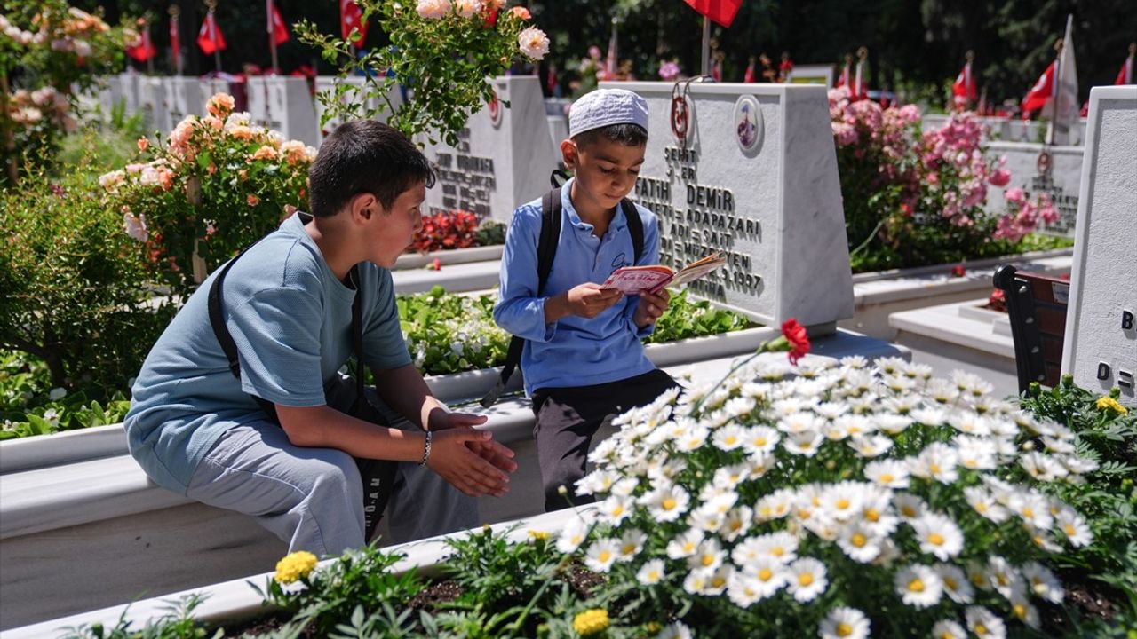 Şehit Aileleri Kurban Bayramı'nda Edirnekapı Mezarlığı'nda Bir Araya Geldi