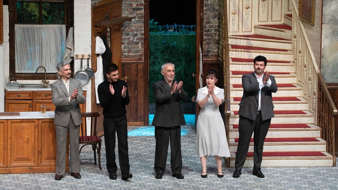 Şener Şen Tiyatroya Veda Etti: Zengin Mutfağı Son Gösterimini Gerçekleştirdi