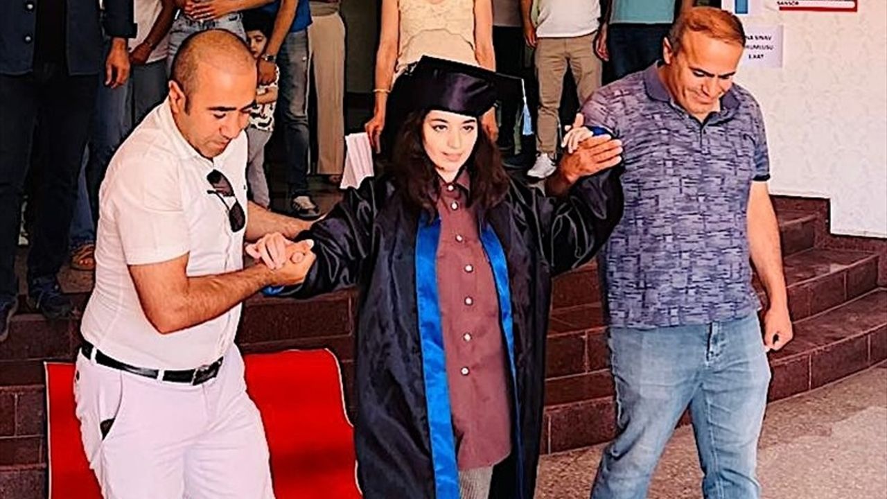 Serebral Palsili Elif'in Mezuniyeti, Umutların Ötesinde Bir Başarı