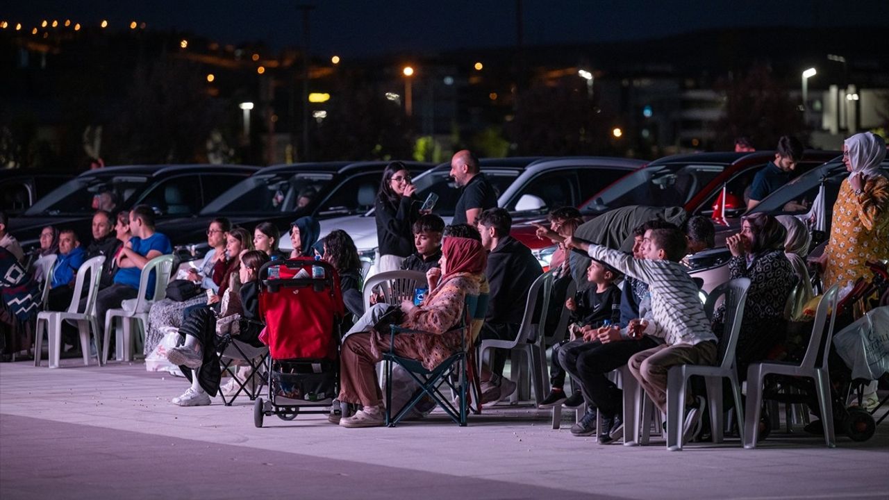 Sincan'da Devrim Arabaları Açık Hava Gösterimi