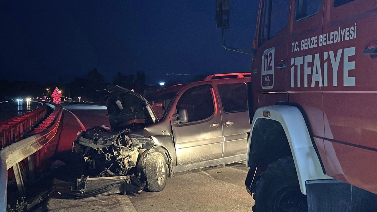 Sinop'ta Bariyere Çarpan Araçta İki Yaralı